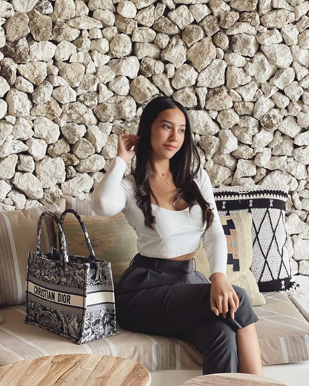 Anya Geraldine sedang menjadi sorotan publik karena perannya di serial web mirip aktris Korea Han Seo Hee&period; Yuk intip styelnya&excl;