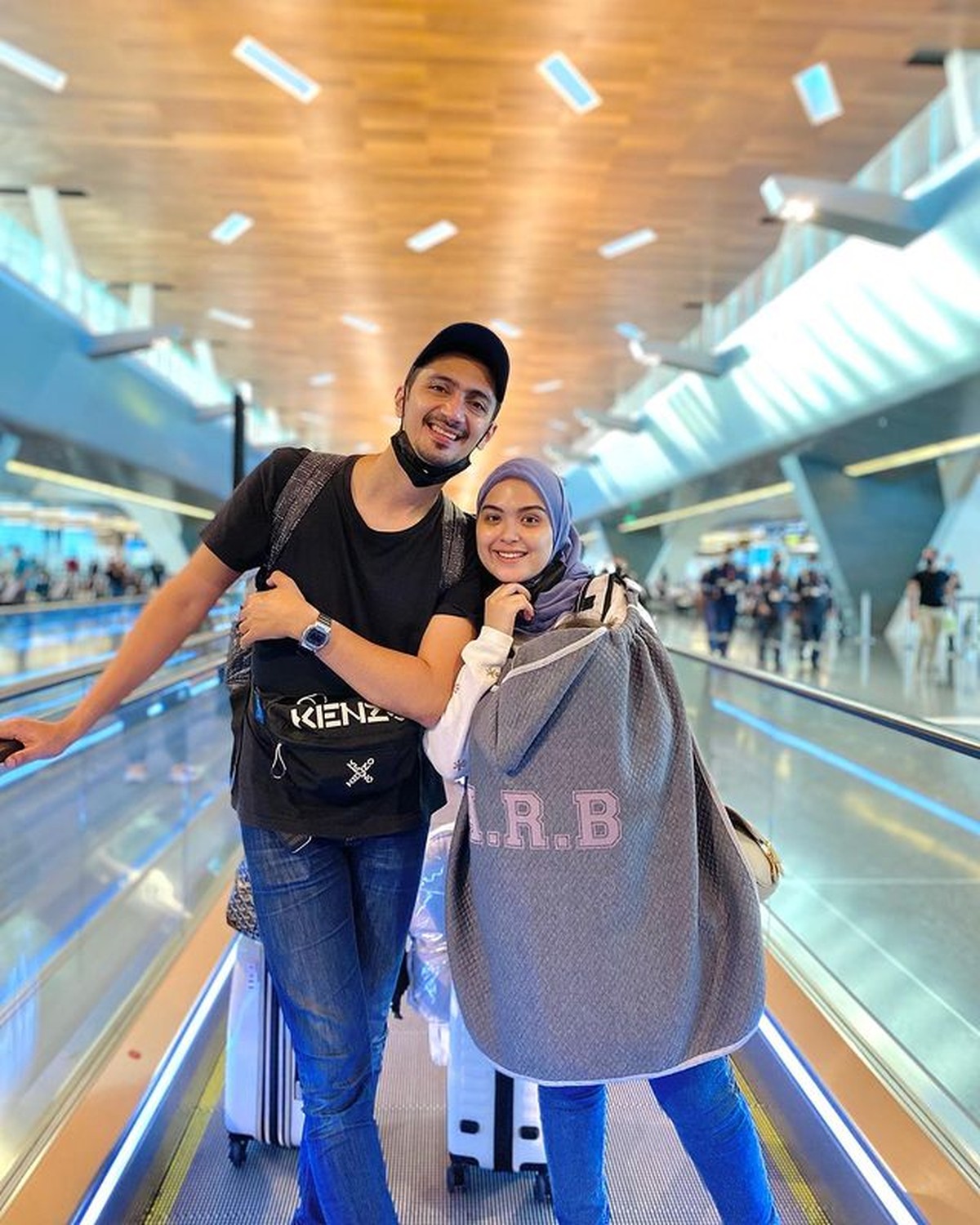 Vebby Palwinta dan suami untuk pertama kalinya liburan keluarga ke Turki bawa baby Ali yang tampan&period; Yuk intip&excl;