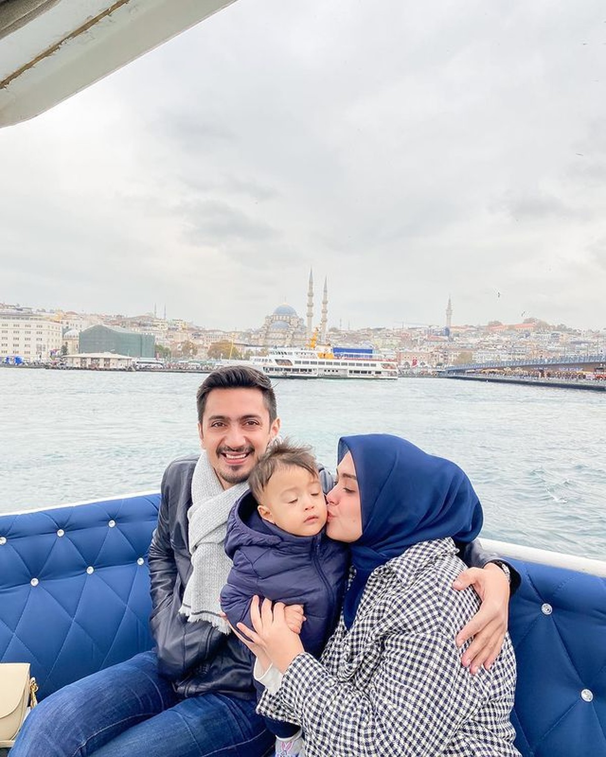 Vebby Palwinta dan suami untuk pertama kalinya liburan keluarga ke Turki bawa baby Ali yang tampan&period; Yuk intip&excl;