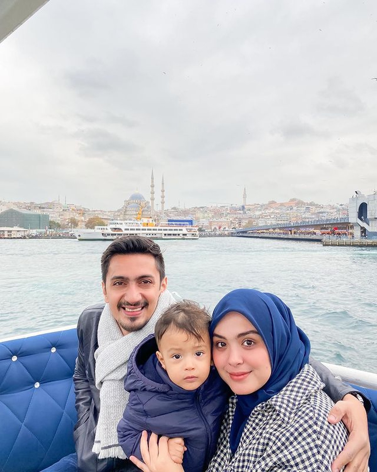 Vebby Palwinta dan suami untuk pertama kalinya liburan keluarga ke Turki bawa baby Ali yang tampan&period; Yuk intip&excl;