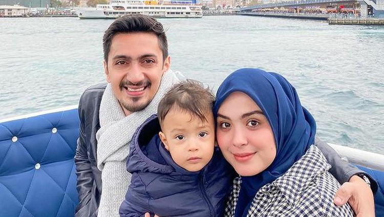 Vebby Palwinta dan suami untuk pertama kalinya liburan keluarga ke Turki bawa baby Ali yang tampan. Yuk intip!