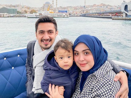 4 Inspirasi Nama Bayi Laki-laki Anak Artis Indonesia, Ada yang Bunda Suka?
