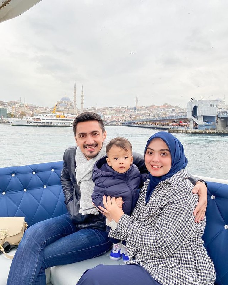 Vebby Palwinta dan suami untuk pertama kalinya liburan keluarga ke Turki bawa baby Ali yang tampan. Yuk intip!