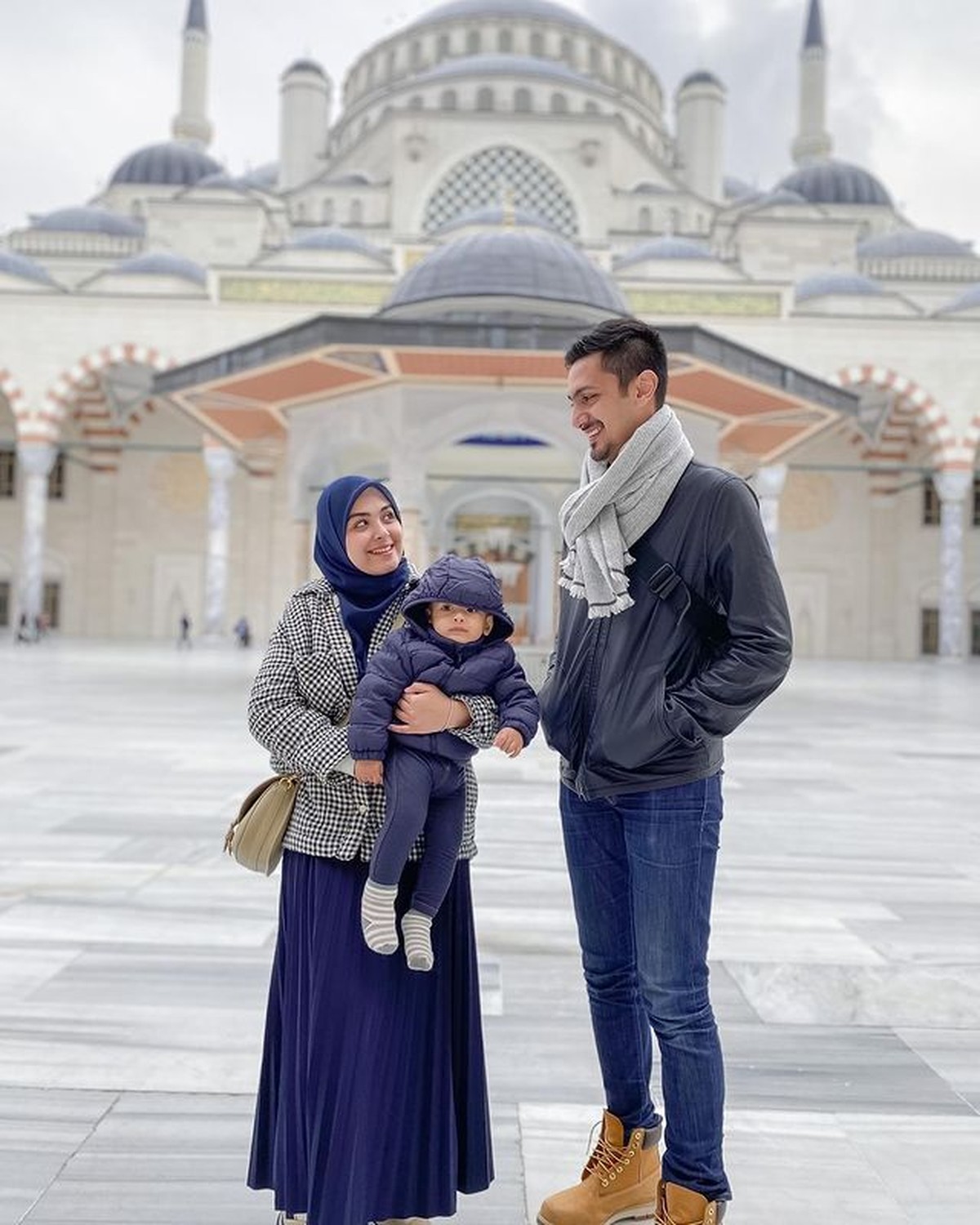 Vebby Palwinta dan suami untuk pertama kalinya liburan keluarga ke Turki bawa baby Ali yang tampan&period; Yuk intip&excl;