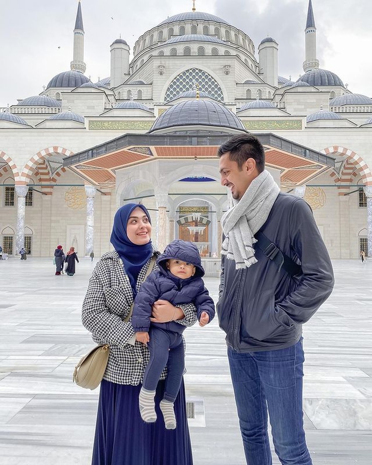 Vebby Palwinta dan suami untuk pertama kalinya liburan keluarga ke Turki bawa baby Ali yang tampan&period; Yuk intip&excl;