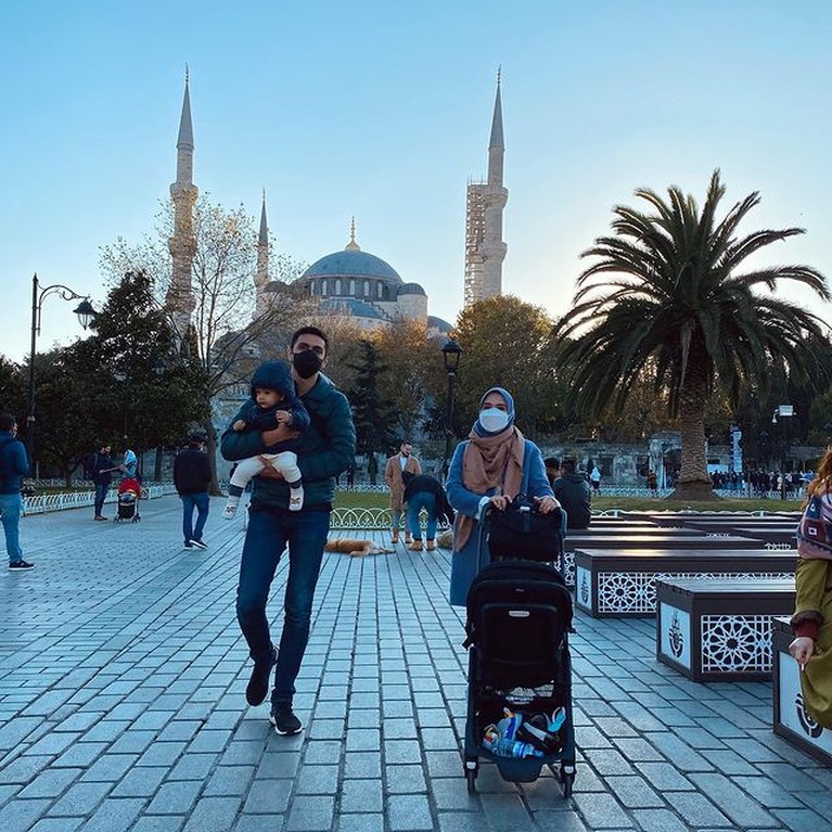 Vebby Palwinta dan suami untuk pertama kalinya liburan keluarga ke Turki bawa baby Ali yang tampan. Yuk intip!