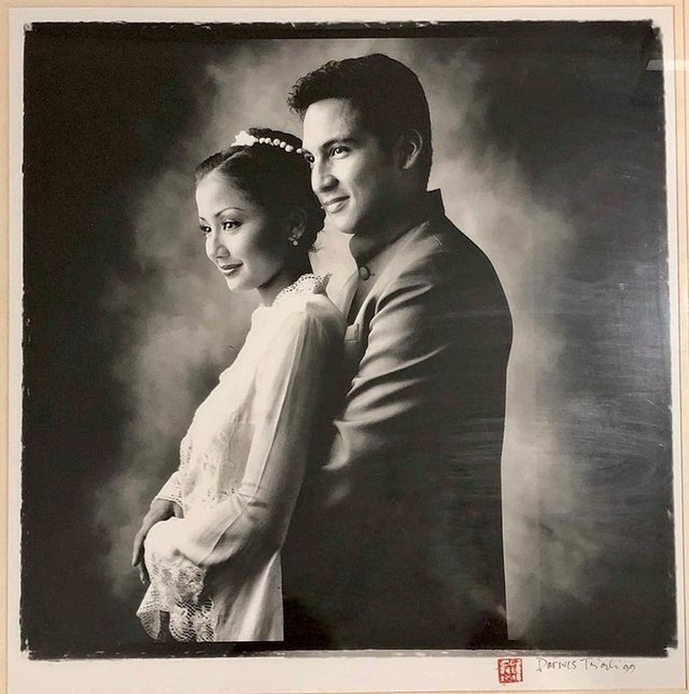Rayakan anniversary, Amara Lingua mengunggah foto pernikahannya dengan Frans Mohede yang tak pernah diungkap ke publik. Yuk intip!