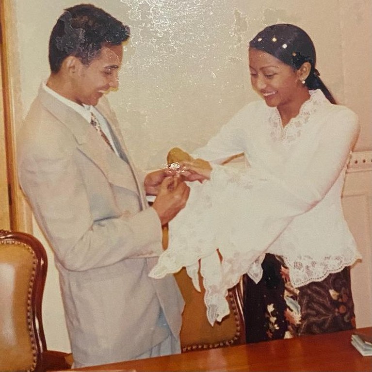 Rayakan anniversary, Amara Lingua mengunggah foto pernikahannya dengan Frans Mohede yang tak pernah diungkap ke publik. Yuk intip!