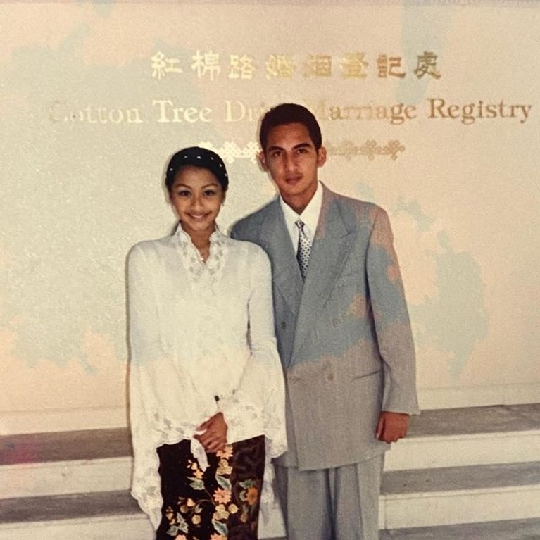 Rayakan anniversary, Amara Lingua mengunggah foto pernikahannya dengan Frans Mohede yang tak pernah diungkap ke publik. Yuk intip!