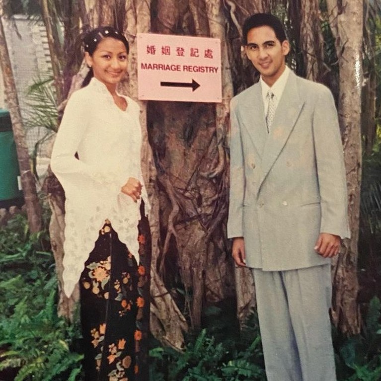 Rayakan anniversary, Amara Lingua mengunggah foto pernikahannya dengan Frans Mohede yang tak pernah diungkap ke publik. Yuk intip!