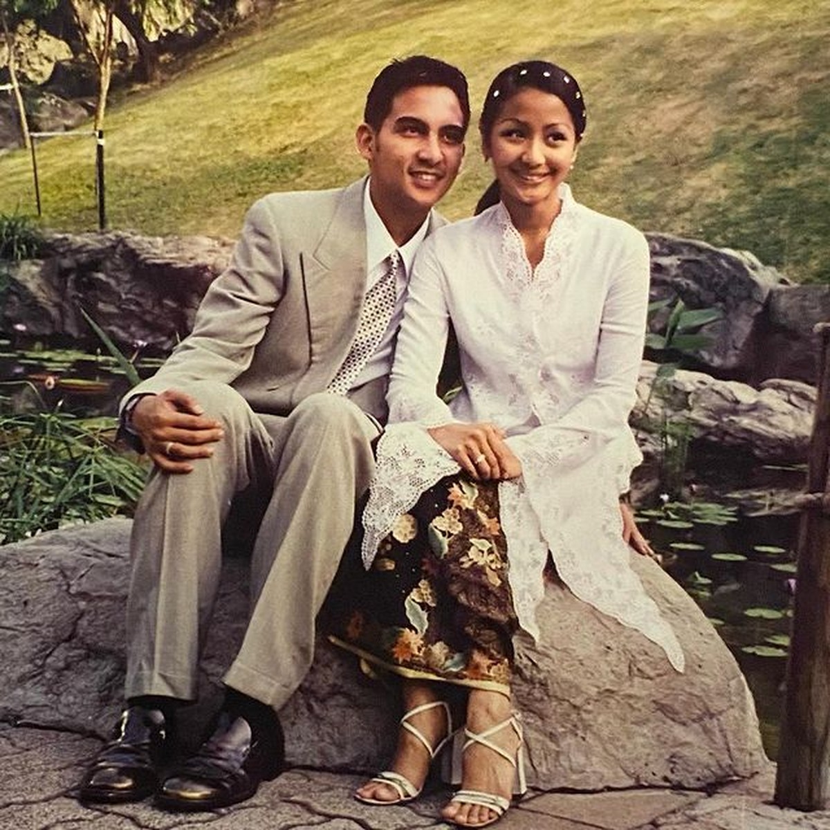 Rayakan anniversary&comma; Amara Lingua mengunggah foto pernikahannya dengan Frans Mohede yang tak pernah diungkap ke publik&period; Yuk intip&excl;