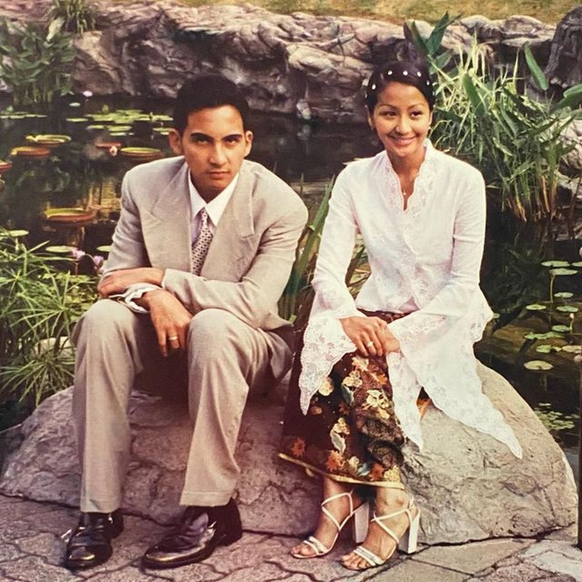 Rayakan anniversary&comma; Amara Lingua mengunggah foto pernikahannya dengan Frans Mohede yang tak pernah diungkap ke publik&period; Yuk intip&excl;