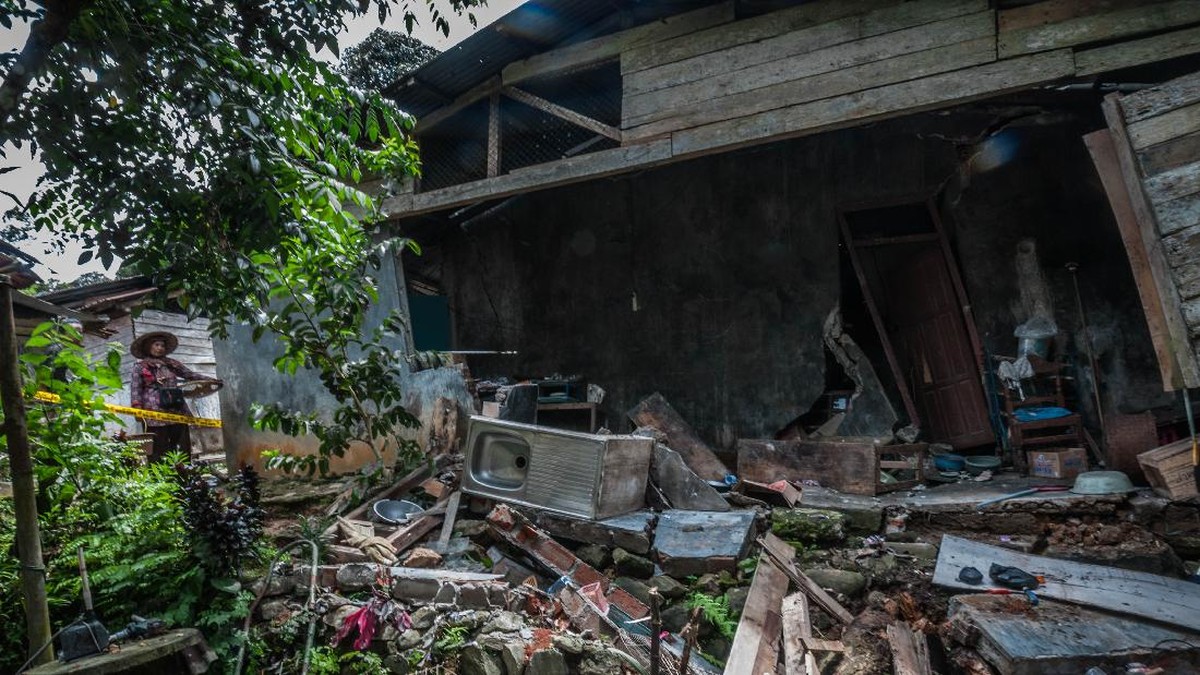 FOTO: 8 Rumah di Lebak Rusak Akibat Bencana Tanah Bergerak