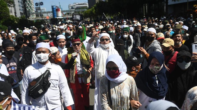 Massa reuni 212 berhasil menggelar aksi di Pamekasan Jawa Timur. Sementara itu muncul massa yang menolak reuni 212 di Surabaya.