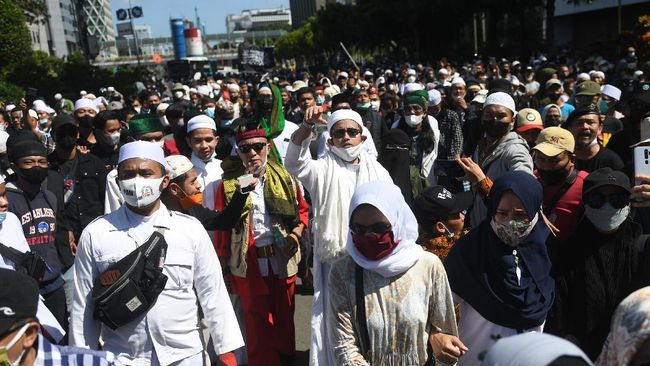Ratusan massa yang hendak mengikuti Reuni 212 bertajuk 'Munajat Akbar Indonesia Bersholawat' di Masjid At-Tin Jakarta Timur mulai berdatangan malam ini.