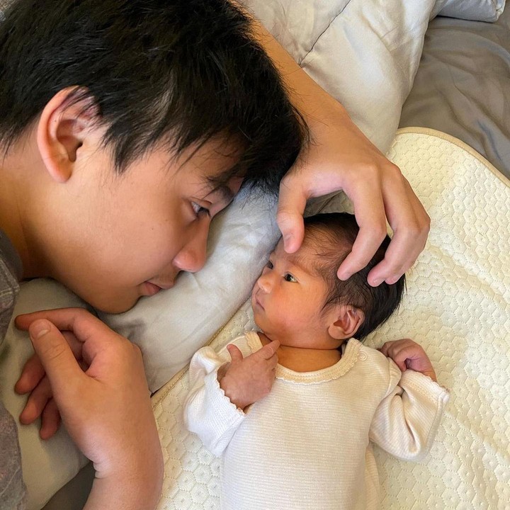<p>Bevan terlihat sangat menyayangi Nakeya. Dalam unggahan di Instagram keluargaya, Bevan terlihat sedang menjaga sang adik. (Foto: Instagram @nakeya_ayu)</p>