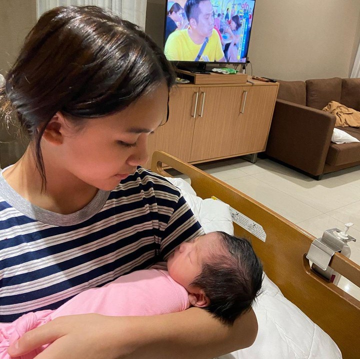 <p>Anak ketiga Nola, Neona Ayu, juga tak mau kalah nih. Ia terlihat sudah luwes menggendong Nakeya. (Foto: Instagram @nakeya_ayu)</p>