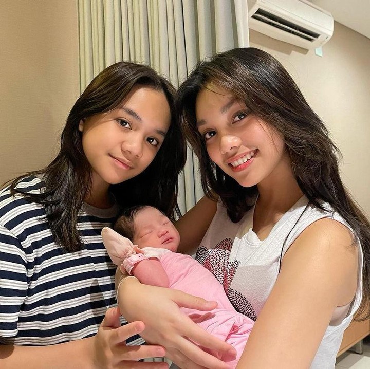 <p>Kehadiran sang buah hati bernama Aladya Odetta Nakeya Ayu ini disambut penuh suka cita oleh ketiga kakaknya, Bunda. (Foto: Instagram @nakeya_ayu)</p>