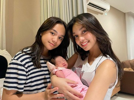 7 Potret Kebersamaan Anak Keempat Nola B3 & 3 Kakaknya yang Beda Usia Jauh