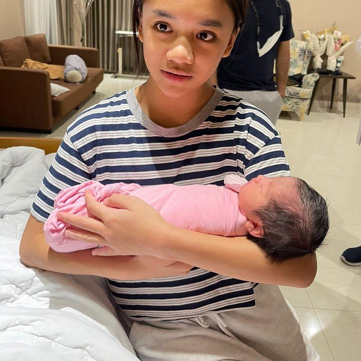 <p>Neona yang kini berusia 12 tahun tampaknya sudah siap membantu sang Bunda mengurus adik kecilnya. (Foto: Instagram @naura.ayu)</p>