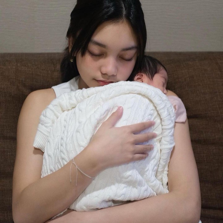 <p>Anak tertua Nola, Naura Ayu kini sudah berusia 16 tahun. Artinya, dia dan sang adik bungsu terpaut usia yang cukup jauh nih. (Foto: Instagram @thebaldys)</p>