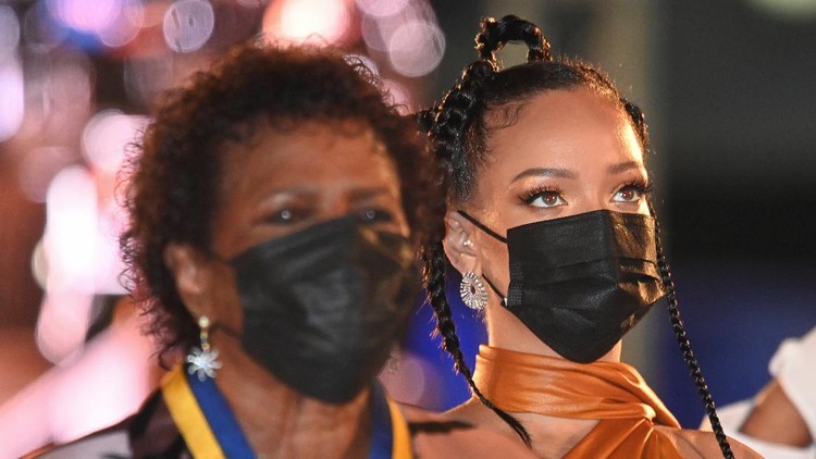 BARBADOS-BRITAIN/CELEBRATIONS Singer Rihanna and Barbados' new President Sandra Mason stand during the Presidential Inauguration Ceremony to mark the birth of a new republic in Barbados, Bridgetown, Barbados, November 30, 2021. REUTERS/Toby Melville/Pool
