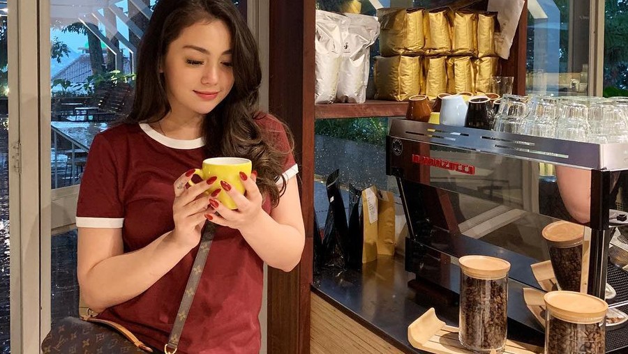 Gaya Keren Celine Evangelista saat Makan Dessert