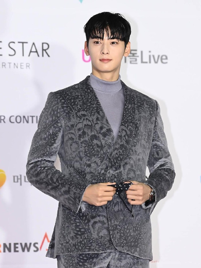 Aktor sekaligus member ASTRO, Cha Eunwoo, turut memeriahkan Asia Artist Award 2021. Dengan busana berwarna abu-abu dan gaya rambut sedikit messy, pesonanya memang tak terkalahkan. Bersama Moon Ga Young, mereka memenangkan penghargaan Emotive Award, Beauties./ Foto: soompi.com