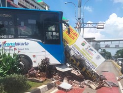 Bus TransJ Tabrak Pos Lantas PGC Jaktim, Sekuriti Terluka