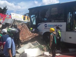Bus TransJakarta Tabrak Pos Lantas di Jaktim!