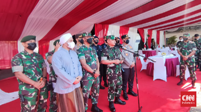KSAD Dudung Abdurachman didampingi Kapolda Metro Jaya dan Pangdam Jaya menggelar konferensi pers terkait reuni 212 yang digagalkan aparat hari ini.