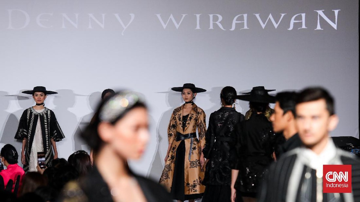 FOTO: Meniti Senja Batik Kudus Denny Wirawan