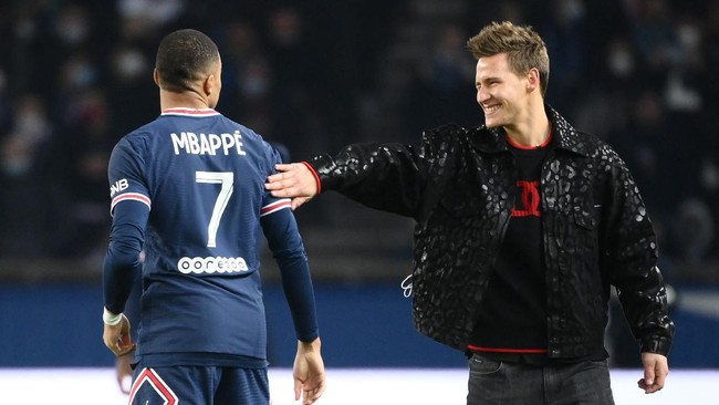 Juara Dunia MotoGP 2021 Fabio Quartararo mendapat kehormatan untuk melakukan kick-off dengan Lionel Messi di pertandingan PSG vs Nice.