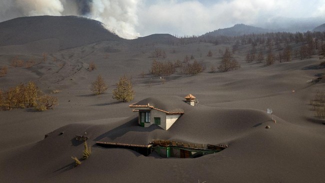 Letusan gunung berapi La Cumbre Vieja di pulau La Palma, Spanyol yang menghancurkan ratusan rumah dan lahan pertanian dinyatakan berakhir, Sabtu (25/12).