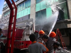 Damkar Ungkap Kebakaran Gedung Cyber 1 Hanguskan Ruang Server
