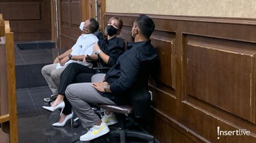 img-title Hadiri Sidang, Nia Ramadhani Tampil dengan Gaya Rambut Baru