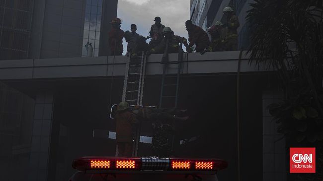Menurut polisi, berdasarkan keterangan saksi, kebakaran di gedung cyber 1 bermula pada Kamis (2/12) pukul 12.30 WIB.