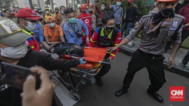 Korban terjebak ketika api mulai menjalar ke beberapa sisi ruangan di lantai dua Gedung Cyber 1. Dari 3 korban, 2 orang meninggal dunia dan 1 orang selamat.