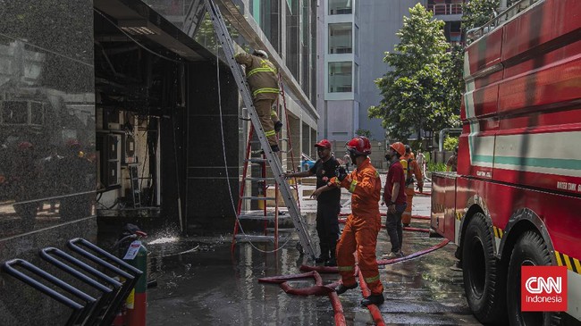 Permukiman padat penduduk di Jl. Cempaka Sari 5, 001/009, Kelurahan Harapan Mulya, Kecamatan Kemayoran, Jakarta Pusat, terbakar, Minggu (26/6).