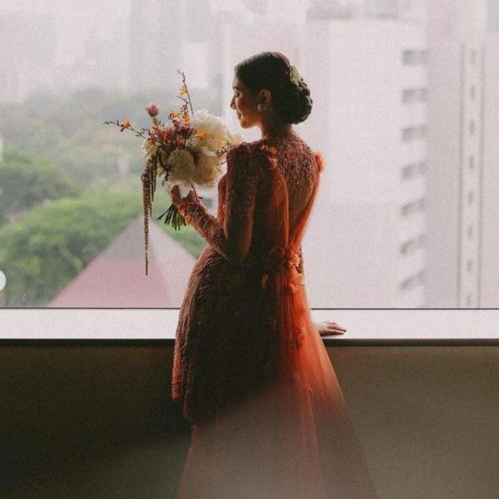 <p>Sheila Dara tampak anggun mengenakan kebaya berwarna oranye. Kebaya tersebut merupakan rancangan desainer Indonesia Didiet Maulana, Bunda. (Foto: Instagram @sheiladaisha)</p>
