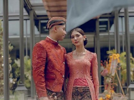 7 Potret Vidi Aldiano Resmi Lamaran dengan Sheila Dara, Pakai Adat Jawa Bun