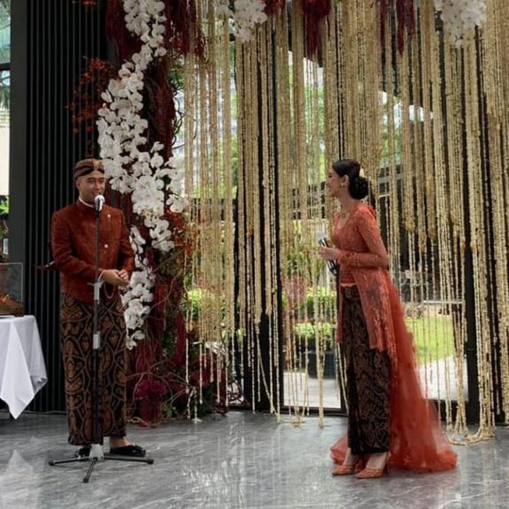 <p>Hubungan Vidi Aldiano dan Sheila Dara terjalin cukup lama, kurang lebih lima tahun. Dalam perjalanan asmaranya, mereka sempat putus. Namun, keduanya tampaknya tak bisa berpaling dan akhirnya memutuskan untuk bersama selamanya. (Foto: Instagram Stories @cakecaine)</p>