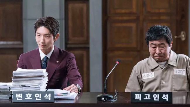 Drama Korea yang rilis pada 2018 ini sempat meraup rating tinggi di awal penayangan. Berikut sinopsis Lawless Lawyer yang dibintangi Lee Joon Gi dan Seo Yea Ji.