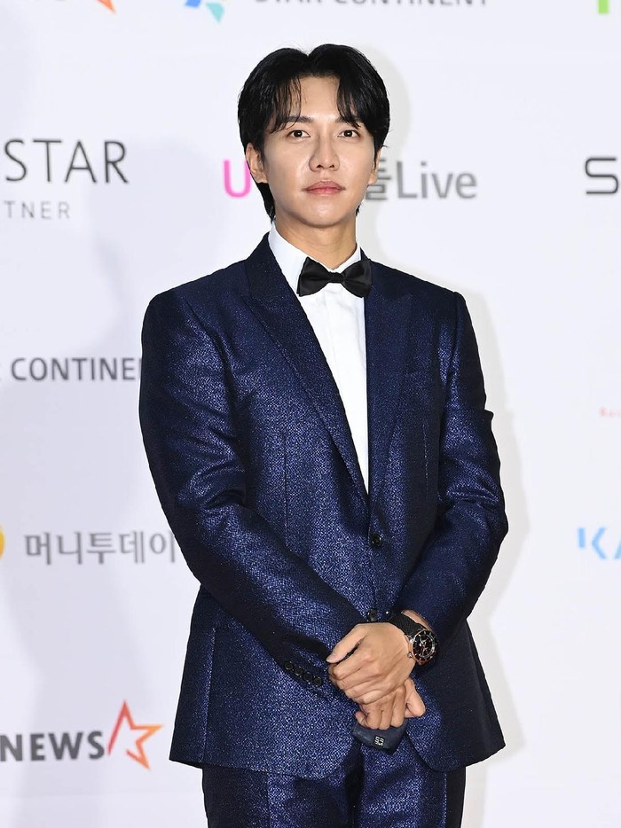 Siapa yang sudah rindu dengan Lee Seung Gi? Aktor yang satu ini pun turut memeriahkan Asia Artist Award 2021. Dengan balutan jas serta celana berwarna biru metalik, Lee Seung Gi terlihat keren banget, ya! Sang aktor pun juga menerima Daesang di kategori TV Actor of The Year, Beauties/ Foto: soompi.com