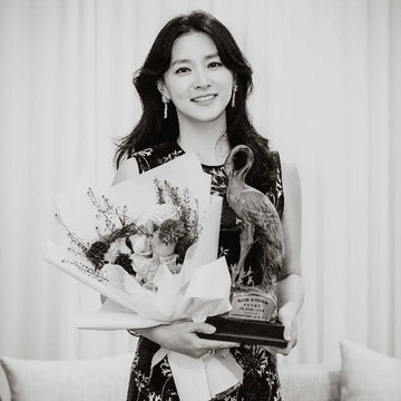 Lee Young Ae dan Im Si Wan Tuai Kekaguman dari Publik dengan Donasi Mereka untuk Ukraina