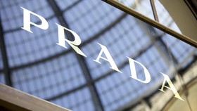 Prada Bakal Akuisisi Versace dan Jimmy Choo
