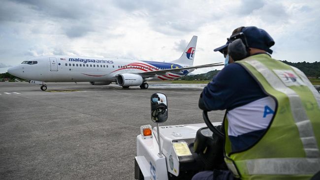 Satu pesawat Malaysia Airlines terpaksa mendarat darurat di bandara Dhaka, Bangladesh, pada Rabu (1/12) malam karena mendeteksi ancaman bom.