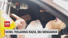 VIDEO: Mobil Terjaring Razia, Ibu Mengamuk