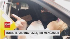VIDEO: Mobil Terjaring Razia, Ibu Mengamuk