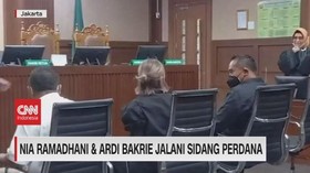 VIDEO: Nia Ramadhani & Ardi Bakrie Jalani Sidang Perdana